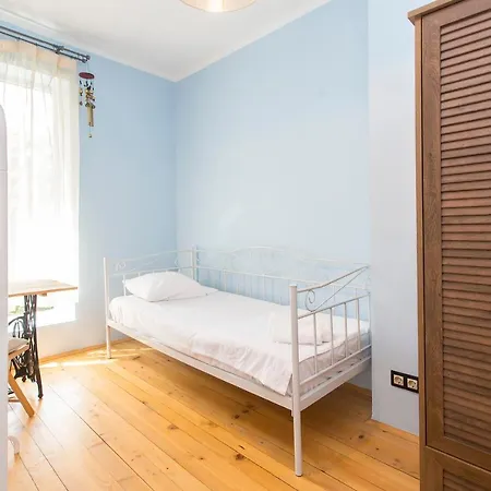 Colorful 2bdr In The Center Apartment