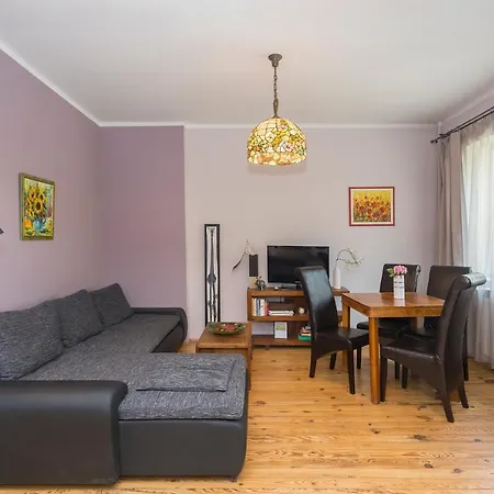 Colorful 2bdr In The Center Apartment *
